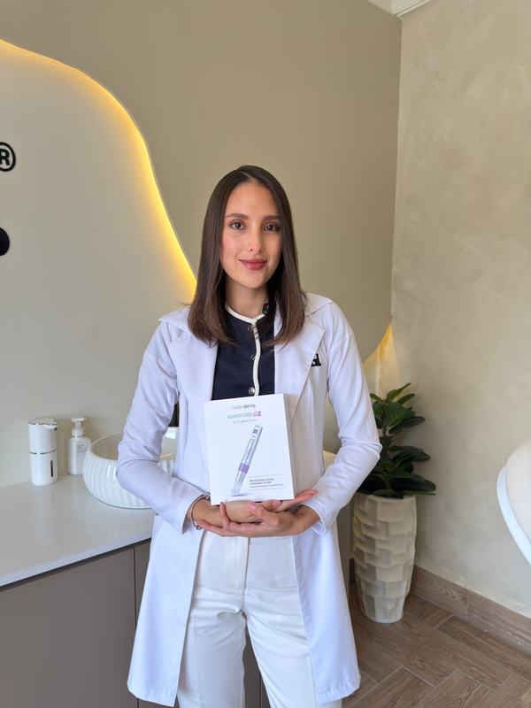 Doctora de Skinical sosteniendo la caja de Nanopore